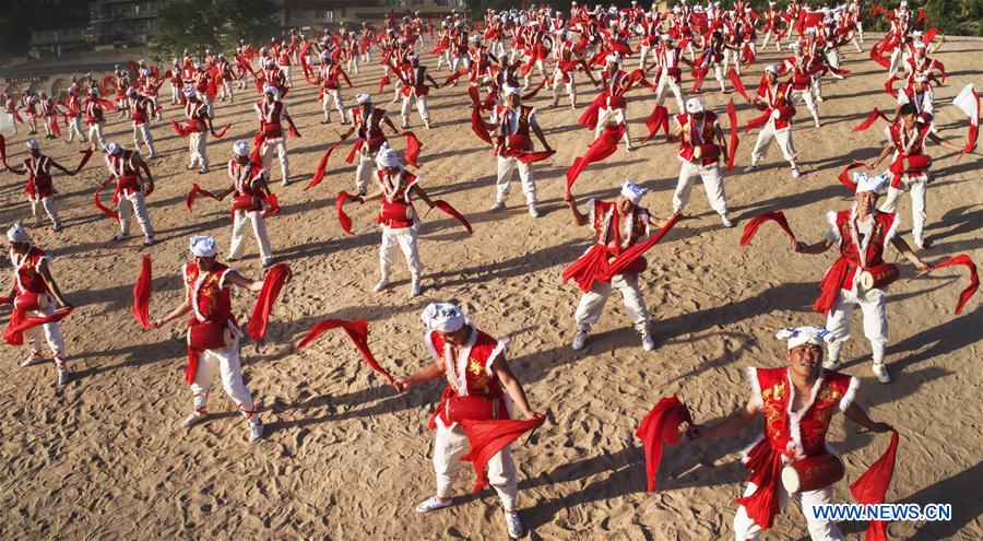 CHINA-SHAANXI-WAIST DRUM PERFORMANCE (CN)