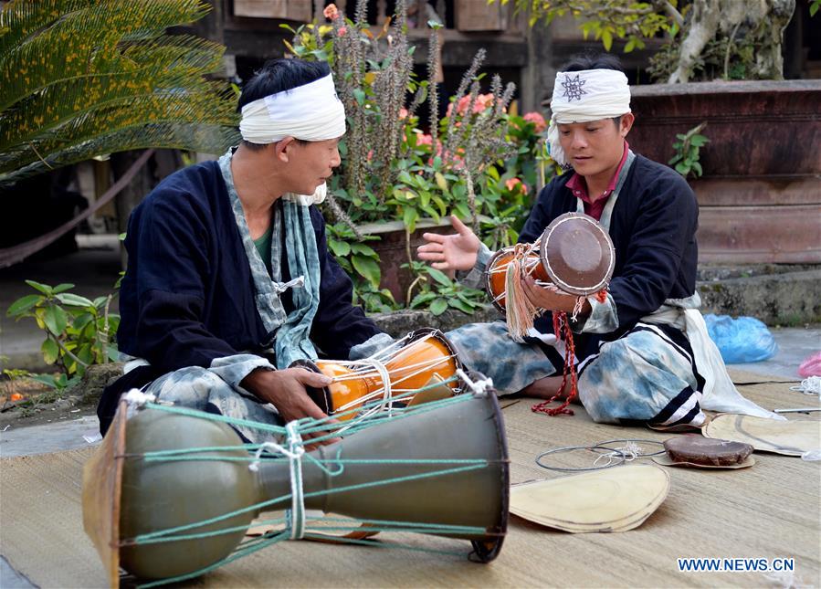 VIETNAM-TUYEN QUANG-PORCELAIN DRUM