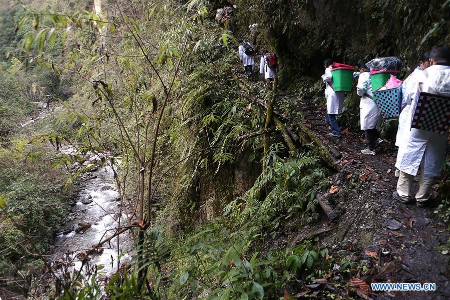 CHINA-YUNNAN-NUJIANG-MOUNTAIN DOCTOR (CN)