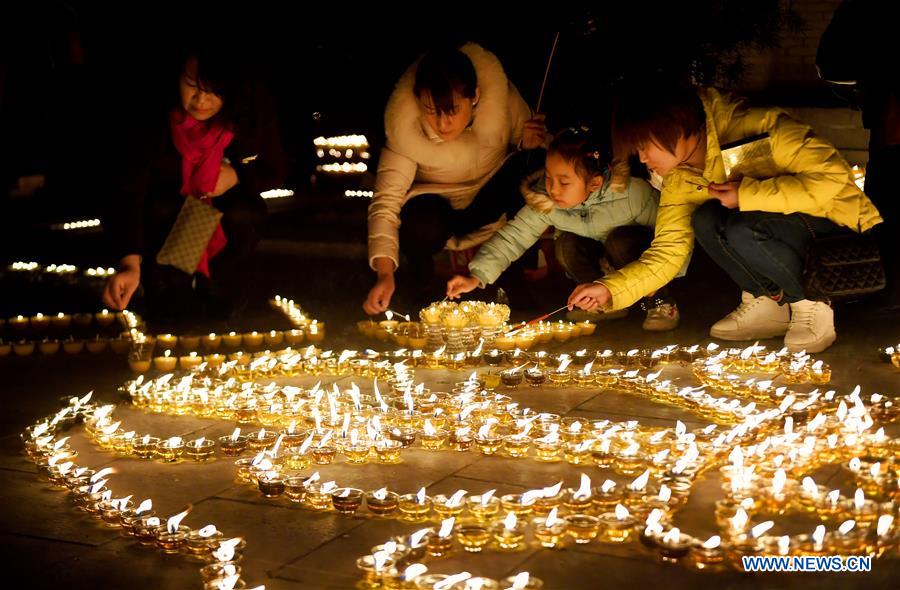 CHINA-XI'AN-TEMPLE-BUTTER LAMP-BLESSING (CN)