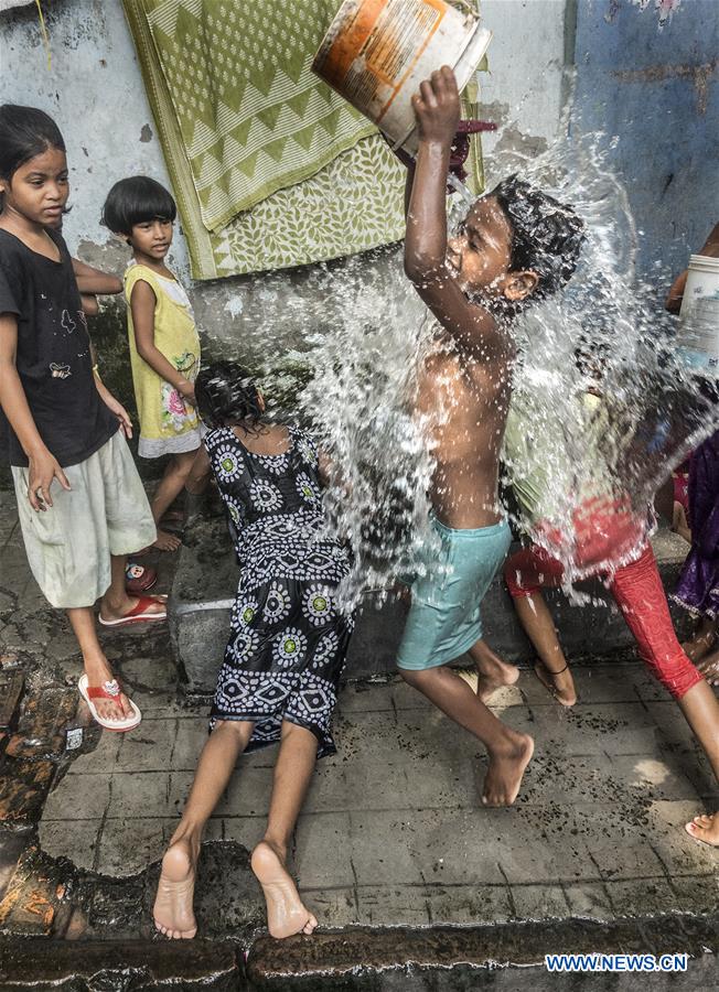 INDIA-KOLKATA-HEAT RELIEF