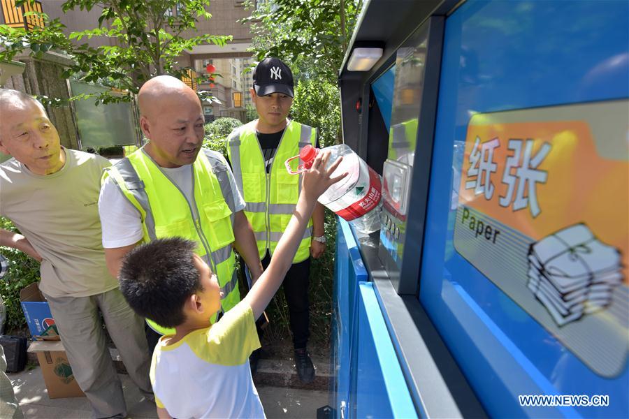 CHINA-XINJIANG-URUMQI-GARBAGE SORTING (CN)