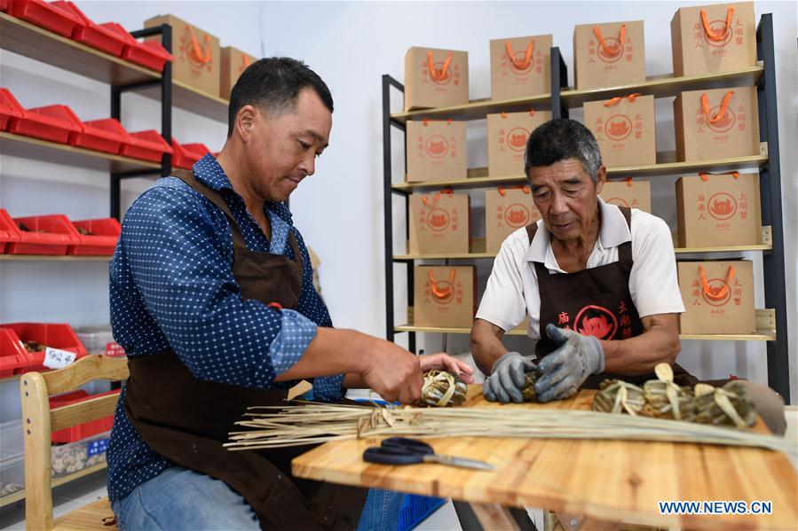 CHINA-ZHEJIANG-TAIHU-CRABS-HARVEST (CN)