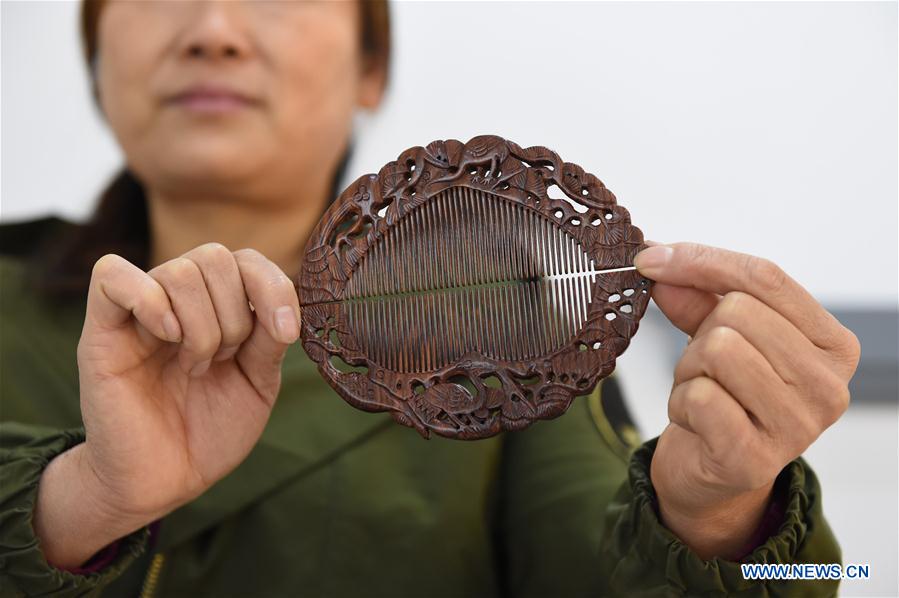 CHINA-ANHUI-JINGXIAN-WOODEN COMB(CN)