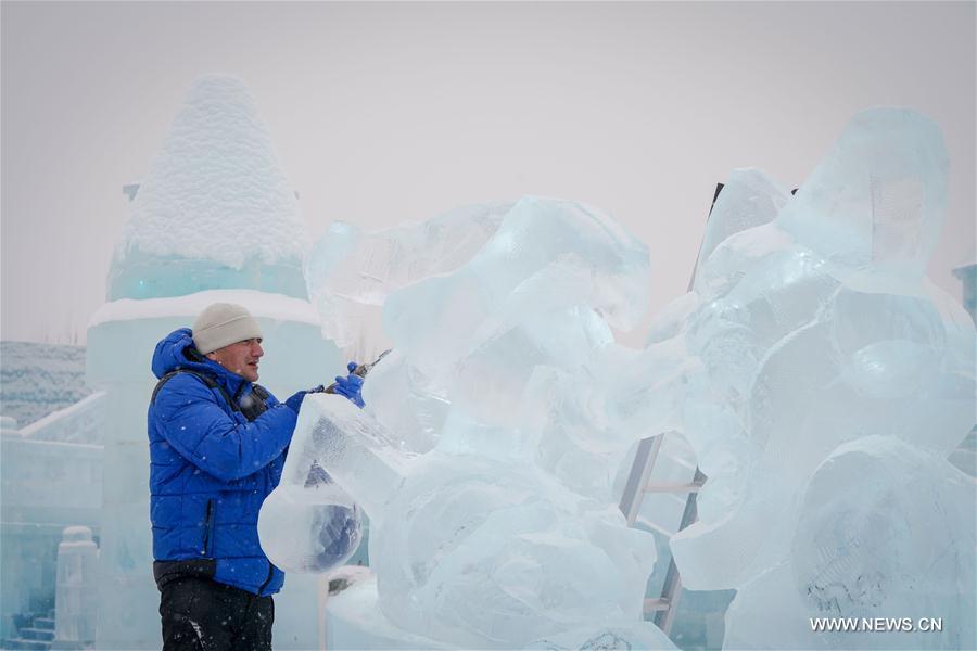 CHINA-HEILONGJIANG-HARBIN-ICE SCULPTURE (CN)