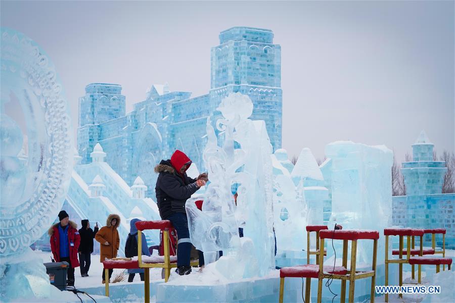 CHINA-HEILONGJIANG-ICE SCULPTURE-COMPETITION (CN)