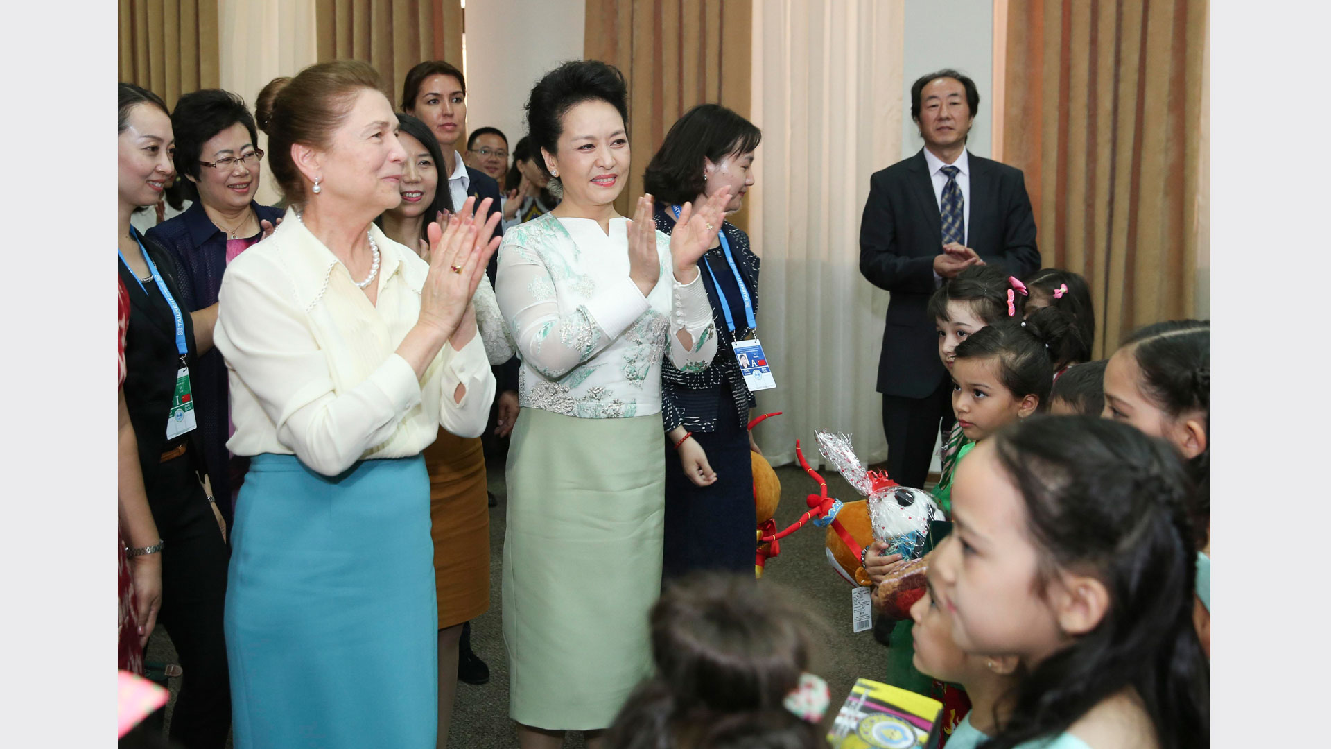 彭丽媛同乌兹别克斯坦总统夫人卡里莫娃共同参观塔什干孔子学院