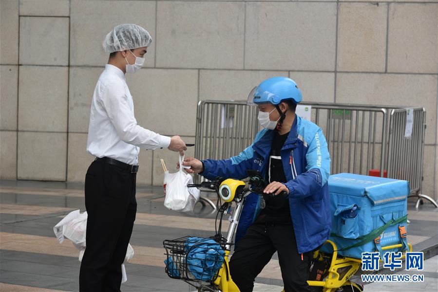 （聚焦复工复产·图文互动）（1）触网接单、开发简餐、直播卖货——餐企换招自救