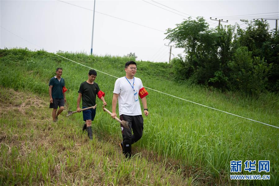 （防汛抗洪·图文互动）（3）在大堤上成长，为人民守护——洪水中的青年“生力军”