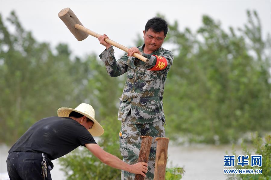 （在习近平新时代中国特色社会主义思想指引下——新时代新作为新篇章·习近平总书记关切事·图文互动）（2）洪峰浪尖，鲜红的党旗高高飘扬——记防汛抗洪一线的共产党员