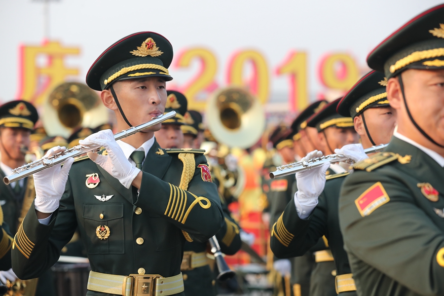 解放军联合军乐团在广场就位后进行准备工作和试奏。据了解，解放军联合军乐团此次演奏是从开国大典至今历次阅兵以来演奏曲目最多的一次，不少曲目是为此次阅兵量身打造的全新作品，此次也是历次女演奏员最多的一次。