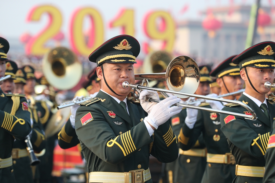 解放军联合军乐团在广场就位后进行准备工作和试奏。据了解，解放军联合军乐团此次演奏是从开国大典至今历次阅兵以来演奏曲目最多的一次，不少曲目是为此次阅兵量身打造的全新作品，此次也是历次女演奏员最多的一次。