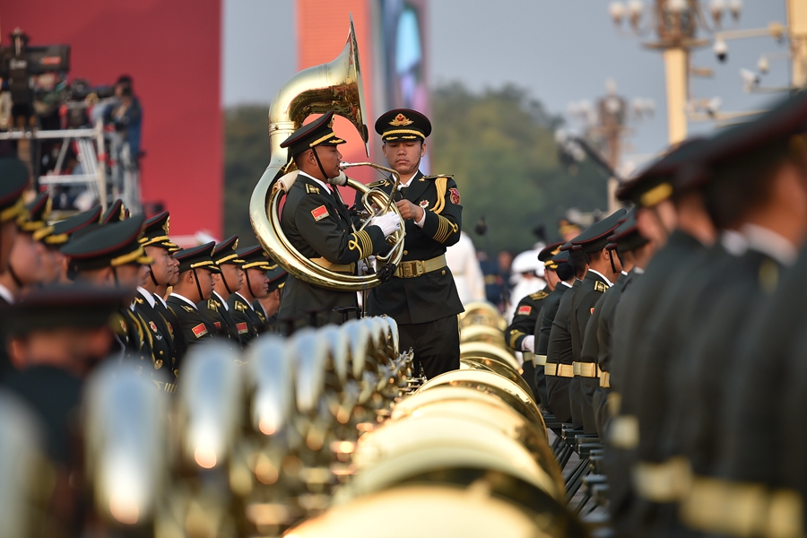 解放军联合军乐团在广场就位后进行准备工作和试奏。据了解，解放军联合军乐团此次演奏是从开国大典至今历次阅兵以来演奏曲目最多的一次，不少曲目是为此次阅兵量身打造的全新作品，此次也是历次女演奏员最多的一次。