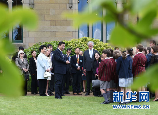 11月18日，国家主席习近平在澳大利亚塔斯马尼亚州与朗塞斯顿市斯科奇－欧克伯恩小学的小学生共同植树。新华社记者 马占成 摄