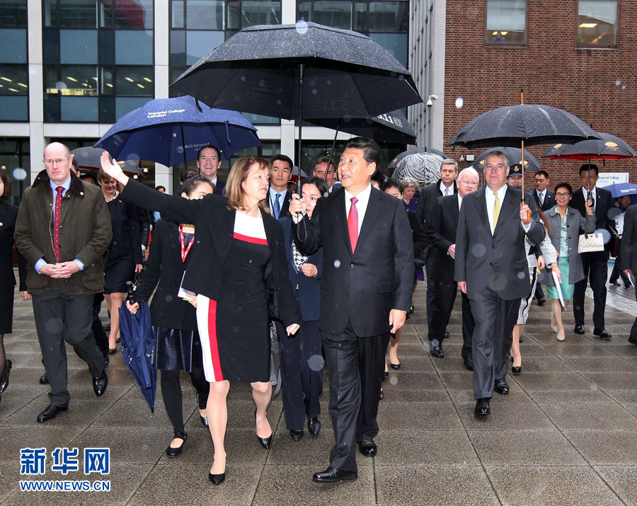 10月21日，国家主席习近平在伦敦参观帝国理工学院。 新华社记者姚大伟 摄