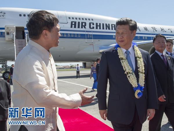 11月17日，国家主席习近平抵达菲律宾首都马尼拉尼诺·阿基诺国际机场，出席即将举行的亚太经合组织第二十三次领导人非正式会议。菲律宾高级官员到机场迎接习近平主席。新华社记者李学仁摄