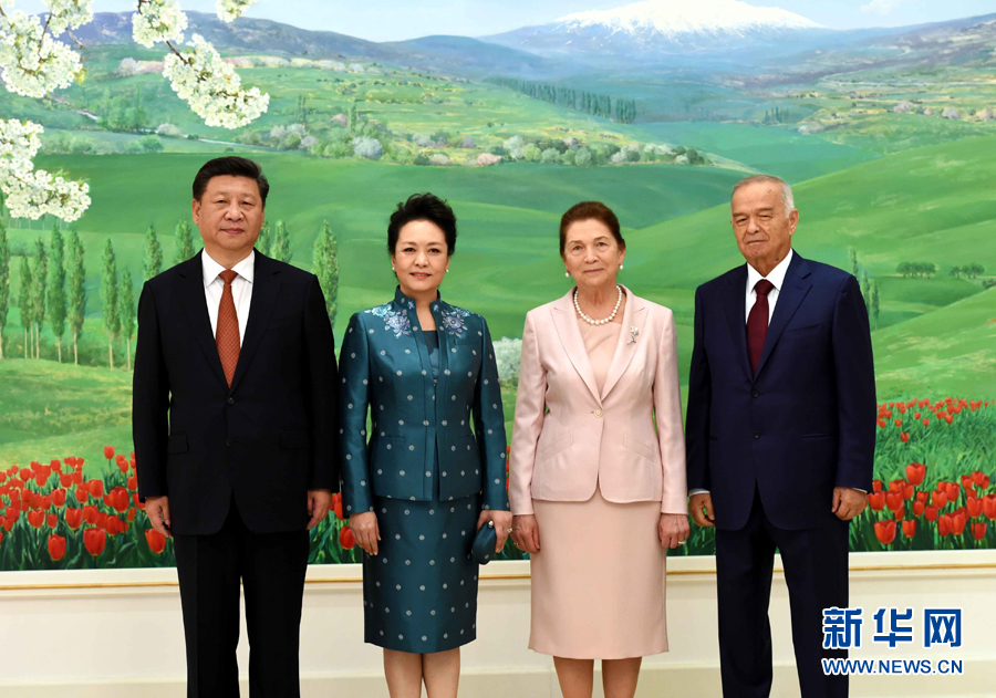 6月22日，国家主席习近平在塔什干库克萨莱国宾馆同乌兹别克斯坦总统卡里莫夫举行会谈?；崽盖埃敖匠鱿ɡ锬蚓傩械幕队鞘?。习近平和夫人彭丽媛受到卡里莫夫和夫人卡里莫娃热情迎接。新华社记者饶爱民摄