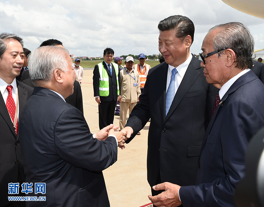 10月13日，国家主席习近平乘专机抵达金边国际机场，开始对柬埔寨王国进行国事访问。柬埔寨副首相兼王宫事务大臣贡桑奥亲王和夏卡朋亲王、阿伦公主等在舷梯旁热情迎接习近平主席。新华社记者　谢环驰　摄