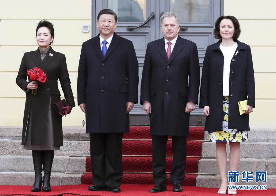 4月5日，国家主席习近平在赫尔辛基同芬兰总统尼尼斯托举行会谈。会谈前，习近平出席尼尼斯托在总统府庭院举行的隆重欢迎仪式。这是习近平和夫人彭丽媛同尼尼斯托和夫人豪吉欧在欢迎仪式上。新华社记者 兰红光 摄 